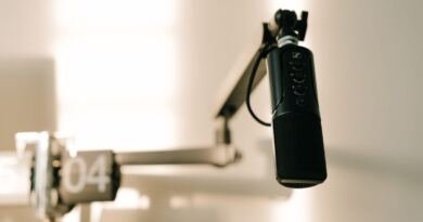 A condenser microphone on a boom arm in a studio, illustrating the best AI podcasts for listeners choosing a show.