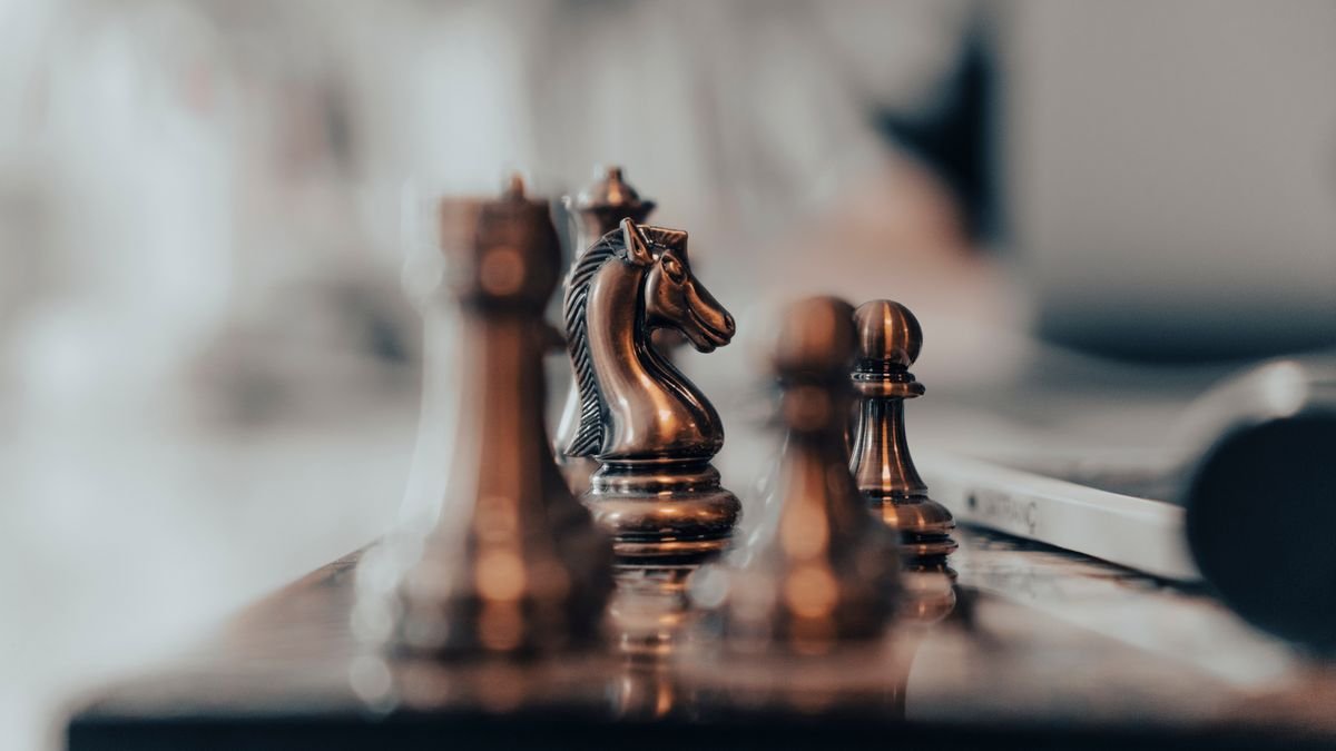 A knight highlighted among chess pieces, the deliberation separating reasoning vs standard models