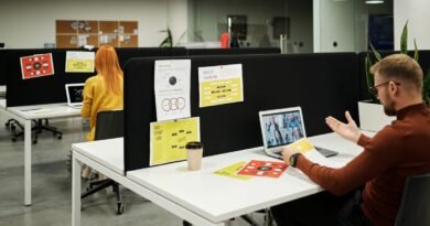 Colleagues collaborating in a modern office, the roles affected by AI entry level hiring