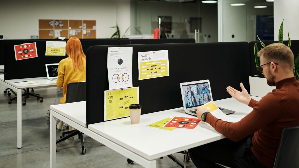 Colleagues collaborating in a modern office, the roles affected by AI entry level hiring