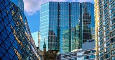 Financial district, illustrating etched funding: $700m raised at a $21b valuation.