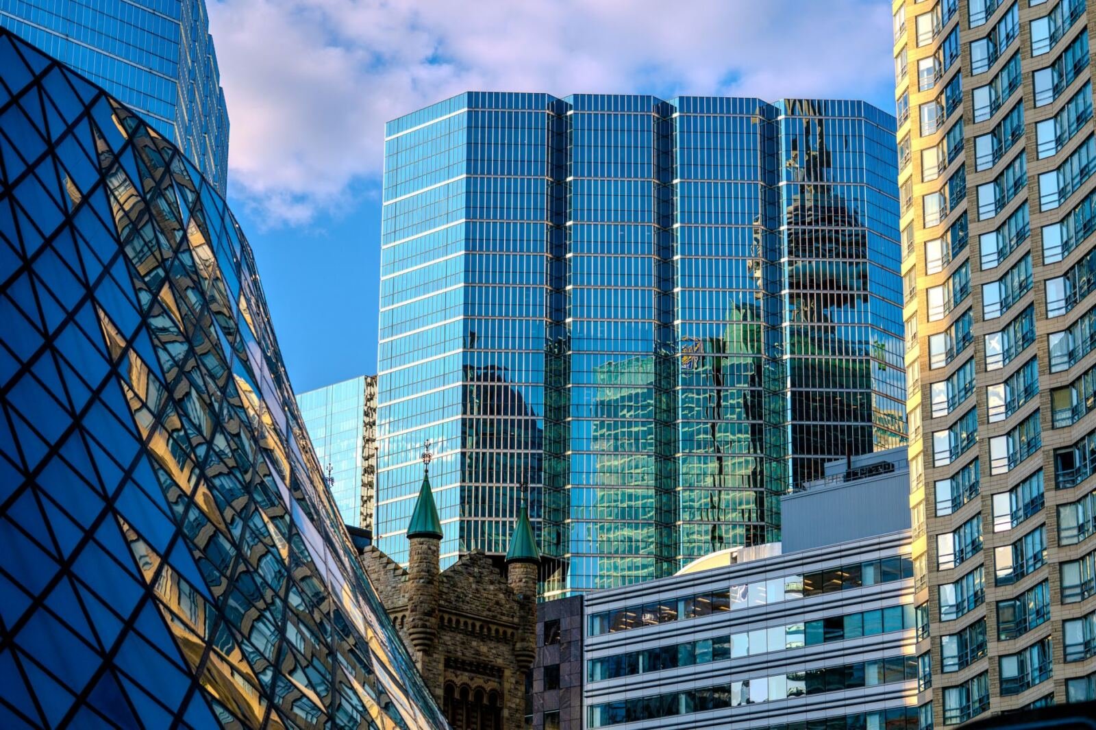 Financial district, illustrating etched funding: $700m raised at a $21b valuation.