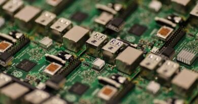 Rows of green single-board computers with silver USB and Ethernet ports, in shallow focus. Photo: Craig Dennis via Pexels