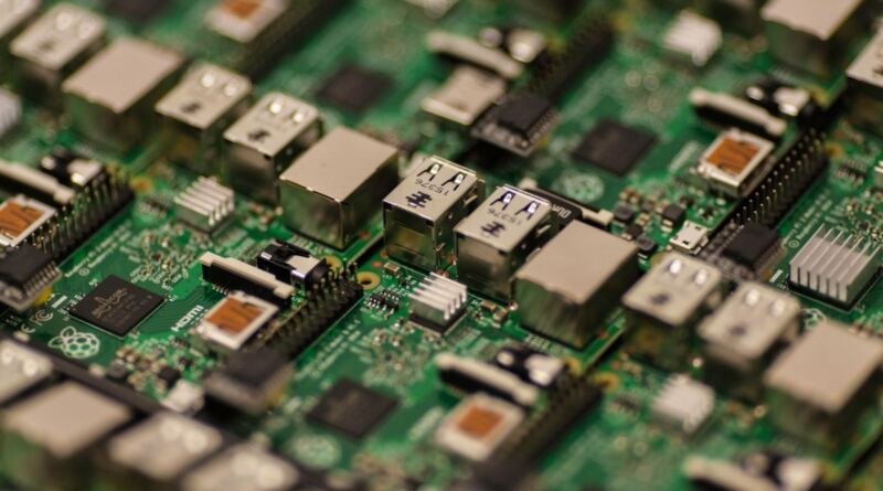 Rows of green single-board computers with silver USB and Ethernet ports, in shallow focus. Photo: Craig Dennis via Pexels