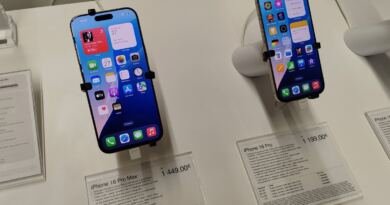 Two iPhone 16 Pro handsets on display with price cards, illustrating the Apple Siri settlement payout per device