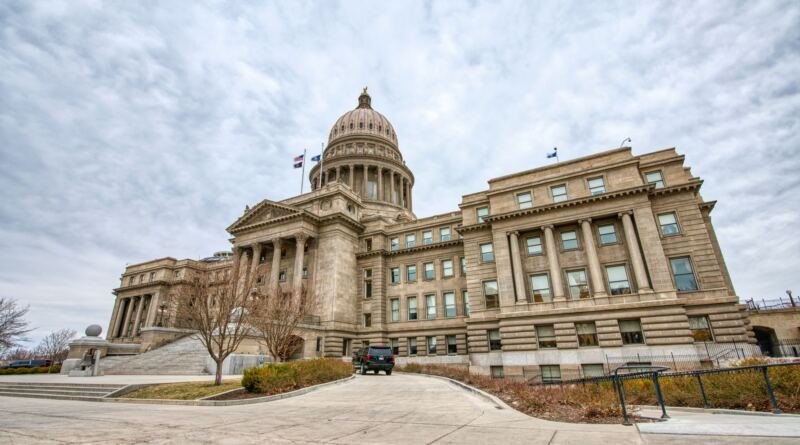 A sandstone capitol building with a domed rotunda, symbolizing the Musk Apple antitrust lawsuit court proceedings.