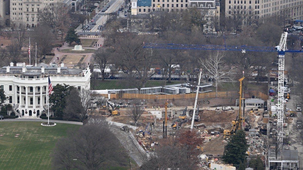 Aerial view of the White House with the East Wing demolished, excavators and cranes working on a cleared construction site beside the South Lawn